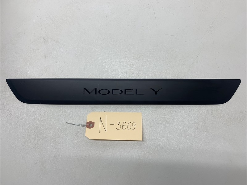 20-22 TESLA MODEL Y FRONT RIGHT SIDE DOOR SILL SCUFF PLATE COVER TRIM 3669 B44