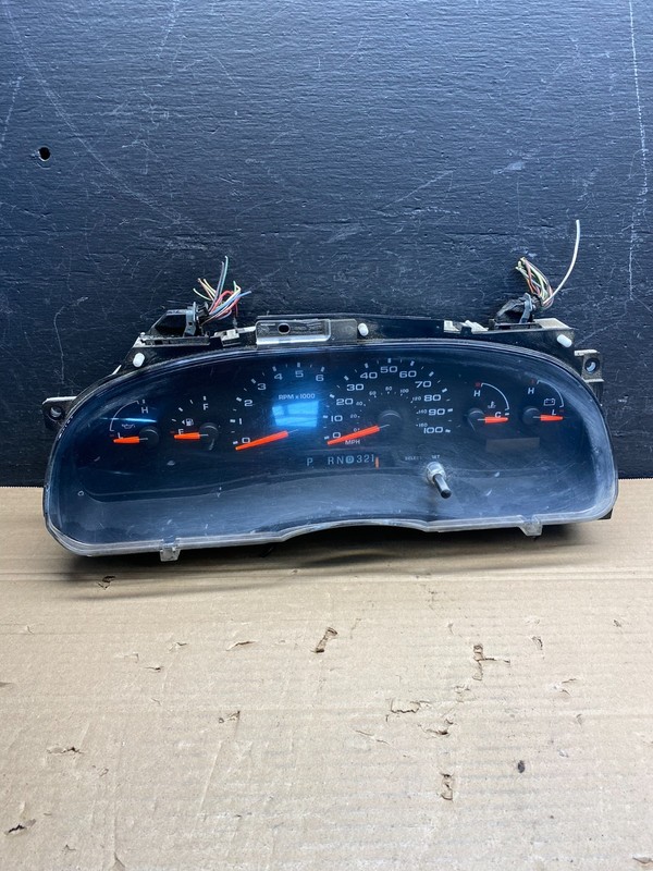 2006 Ford E350 Gauge Speedometer Cluster OEM AD9528 DG