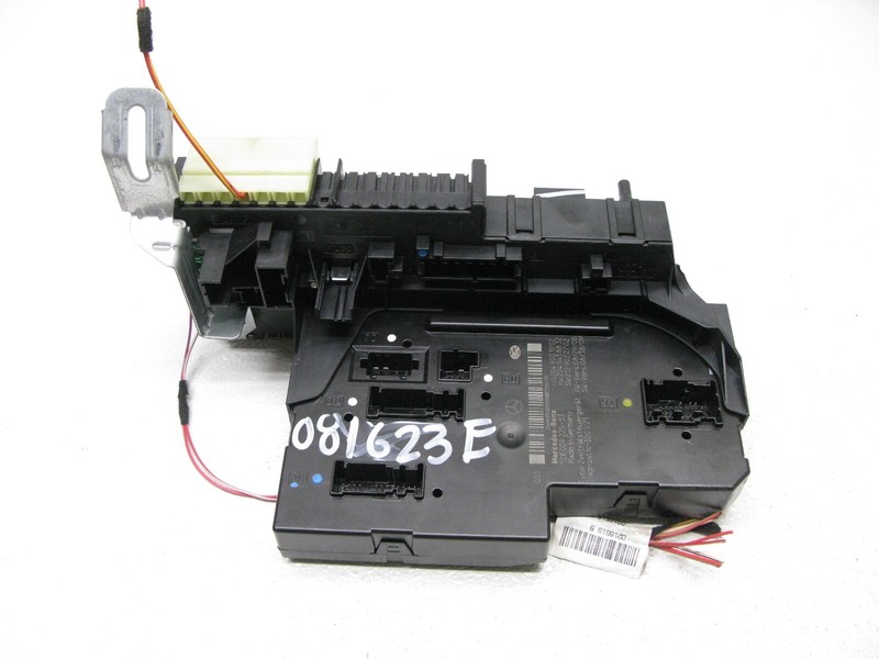 10-15 MERCEDES W204 C250 C300 C350 C63 AMG MODULE RELAY FUSE BOX CENTER OEM 0816