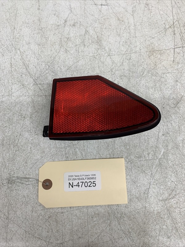 12-22 TESLA MODEL S RIGHT TAIL LIGHT Taillight REFLECTOR 1022421-00-C 47025 B139