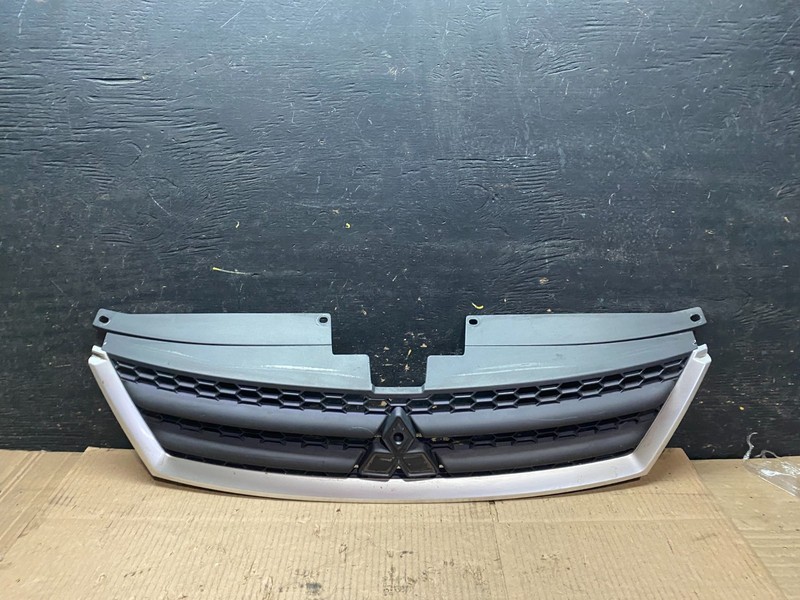 2007 - 2009 Mitsubishi Outlander Front Upper Grill Grille OEM W4625 DG