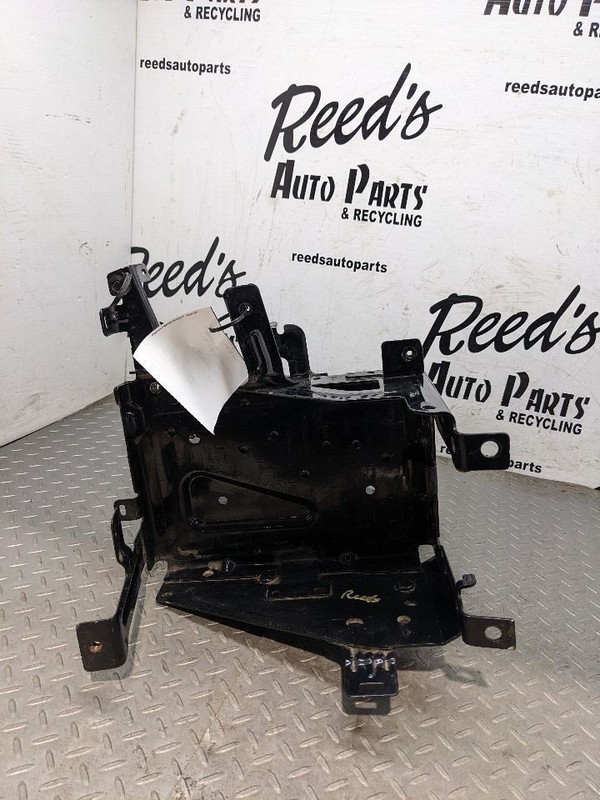 2020-2023 GMC SIERRA 2500 6.6L V8 GAS ENGINE BATTERY TRAY HOLDER BRACKET 1176648
