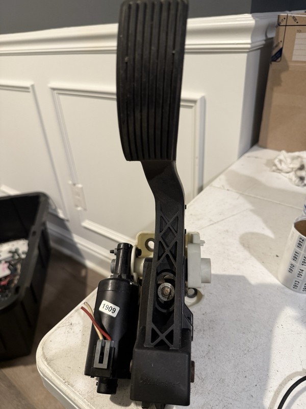 03 04 LINCOLN TOWN CAR GAS ACCELERATOR PEDAL OEM 3813-4