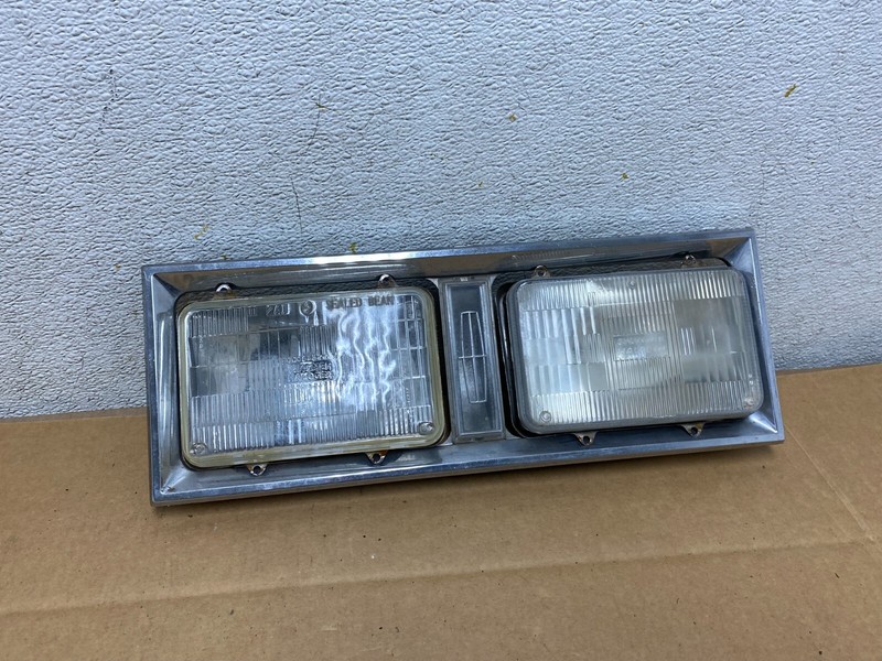 1980 to 1989 Lincoln Town Car Left Or Right HeadLight E0VB-130520-AH N4061