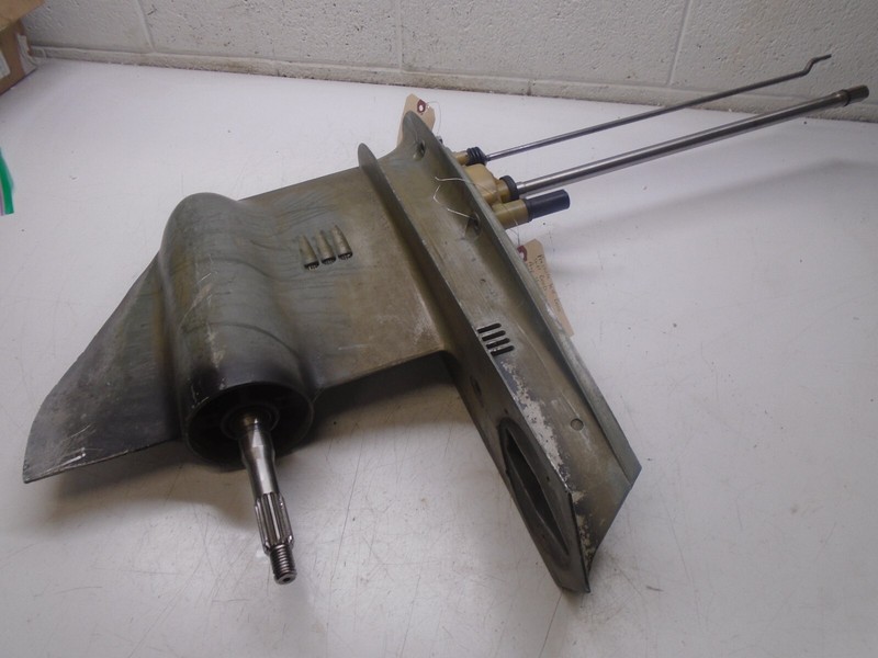 A 1973 65hp Johnson Gearcase Lower Unit Long 0386170