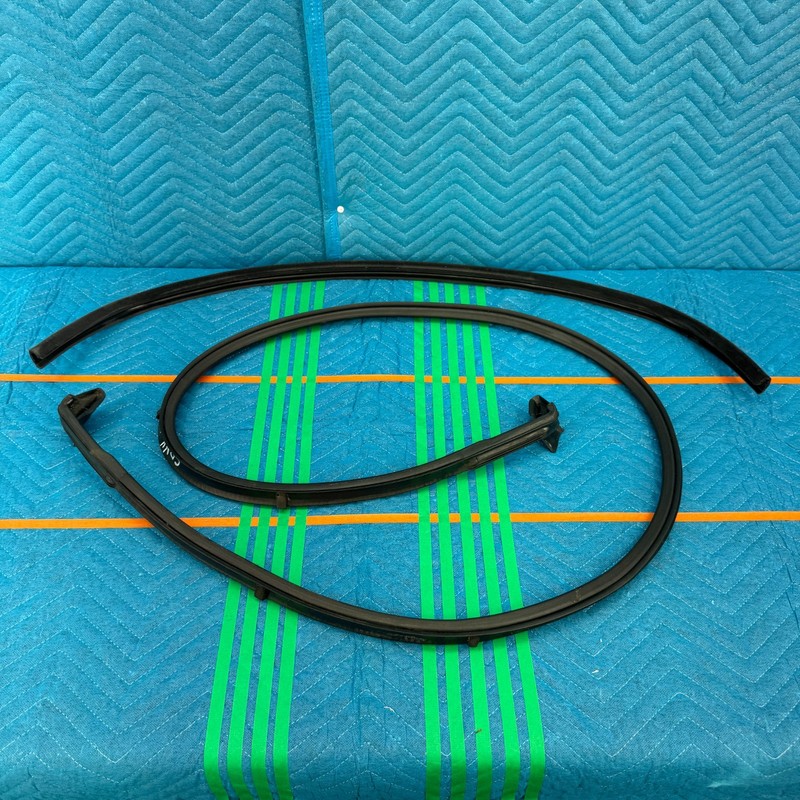 2001–2006 BMW 330Ci E46 Convertible Top Lid Seal OEM