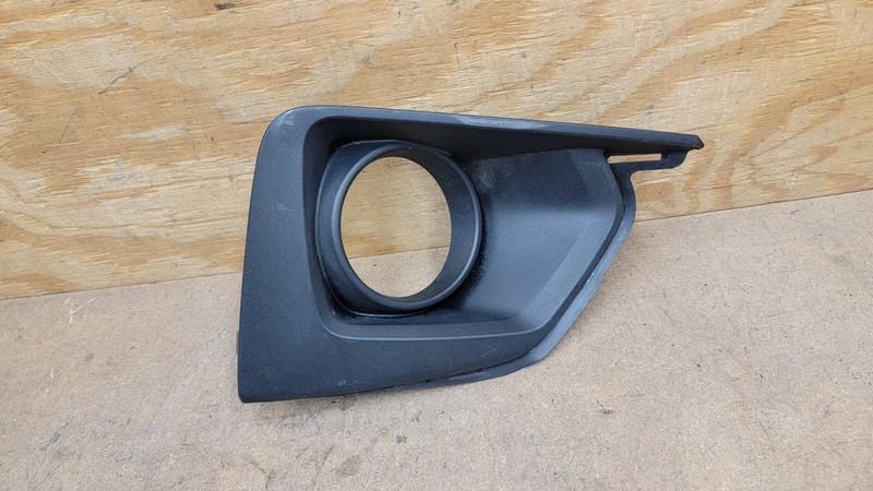 2018-2021 CHEVROLET TRAVERSE FRONT BUMPER RIGHT FOG LIGHT LAMP BEZEL MOLDING OEM