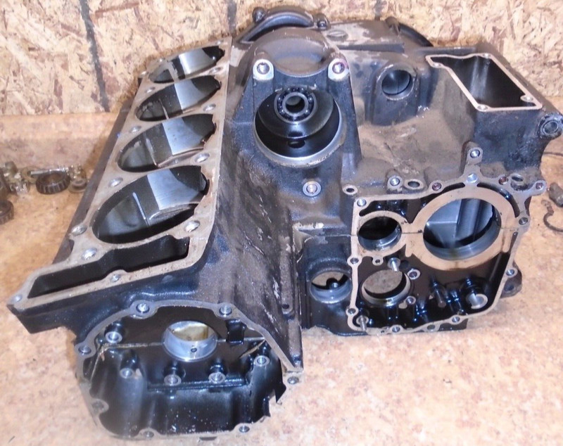 2000 2001 Kawasaki ZG1000 ZG 1000 Concours Engine Crank Case Casing Block Motor