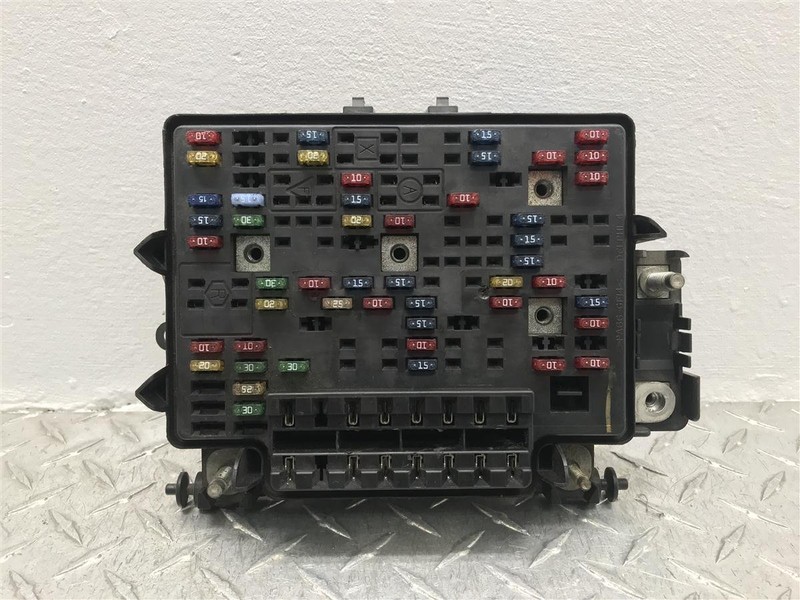 00-02 CHEVROLET SUBURBAN ENGINE FUSE BOX OEM 15328806
