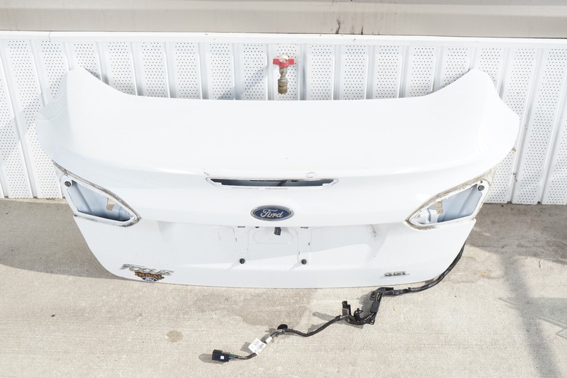 16 17 18 FORD FOCUS SEDAN TRUNK LID OEM