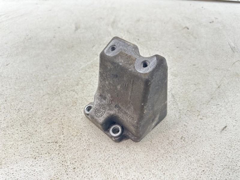 2012-23 DODGE CHARGER 3.6L RWD FRONT LEFT SIDE ENGINE MOUNT BRACKET SUPPORT OEM