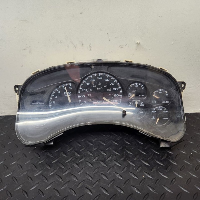 00-02 GMC Yukon XL 1500 Speedometer Instrument Cluster Assembly OEM 15055362