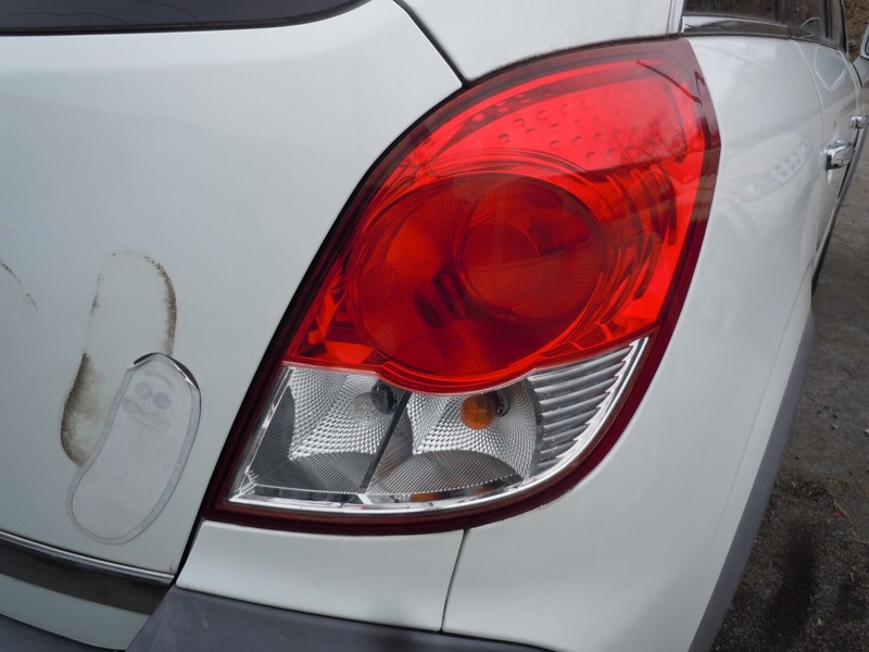 2008-2010 Saturn Vue Quarter Panel Mounted Tail Light Passenger Right OEM