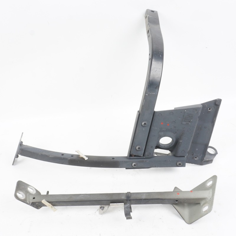 2004 - 2010 AUDI QUATTRO A8Right Fender Mount Bracket Assembly