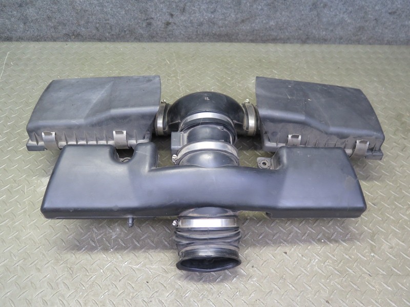 2004-2008 CADILLAC XLR 4.6L V8 AIR INTAKE CENTER HOSE PIPE DUCT HOUSING ASSEMBLY