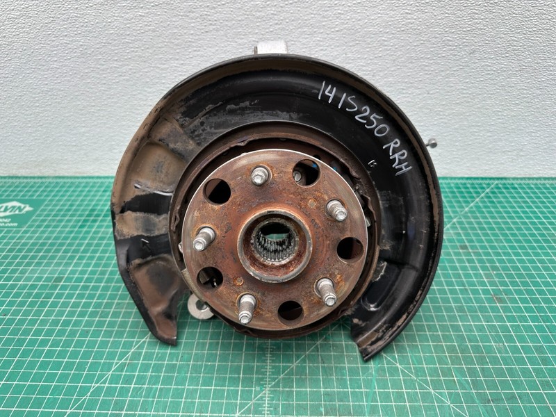 14-15 LEXUS IS250 - REAR RIGHT PASSENGER SIDE WHEEL SPINDLE KNUCKLE W/ HUB OEM