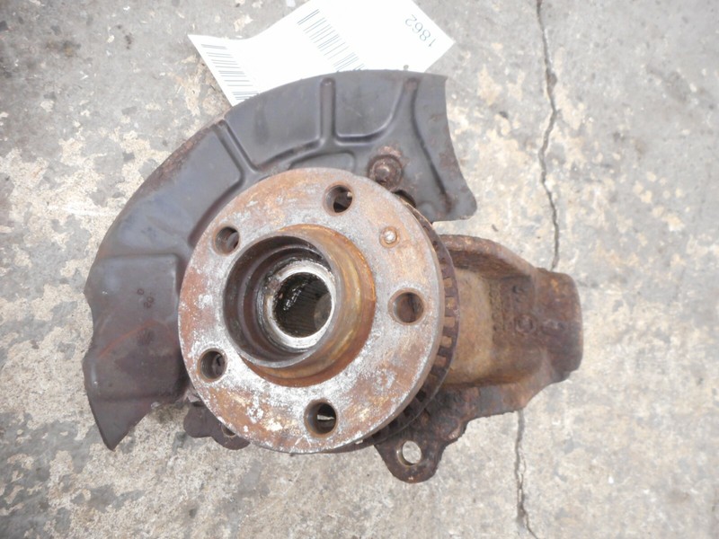 Volkswagen Golf Spindle Knuckle Hub Front Passenger Right Wagon OEM 2001-2005