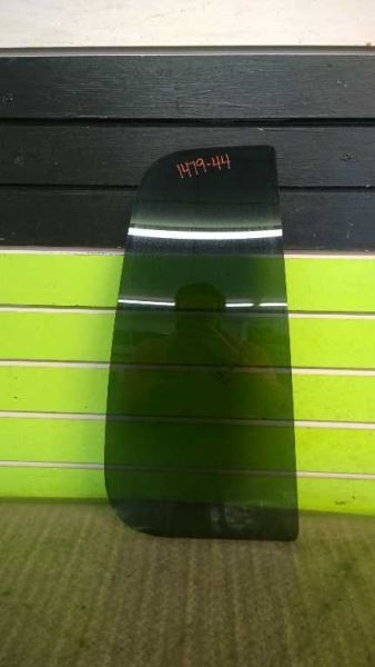 04 AVIATOR PASSENGER RIGHT REAR VENT GLASS OEM 1479-44