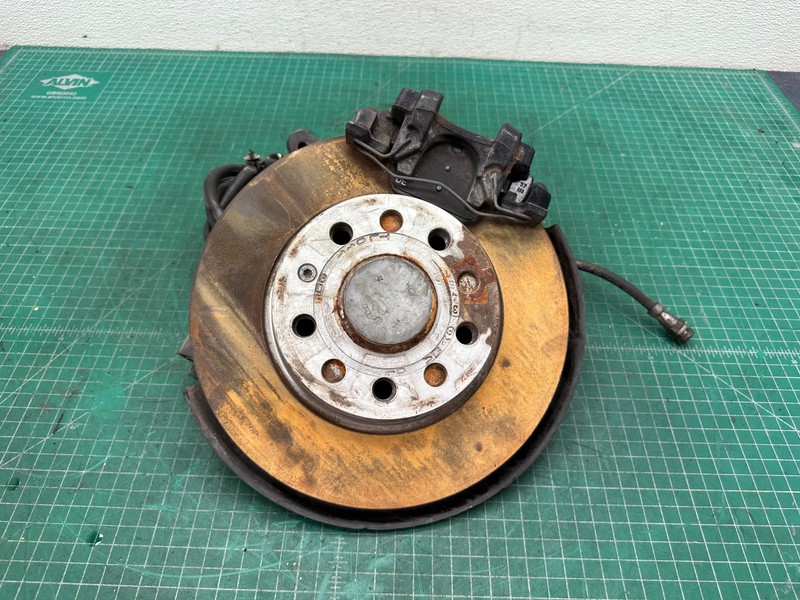 17-20 Audi A3 Sedan REAR LEFT SIDE SPINDLE KNUCKLE W/ HUB SET OEM