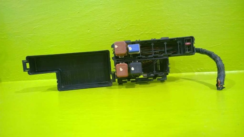 04 05 06 07 NISSAN ARMADA 5.6L AT FUSE BOX OEM 2881-28