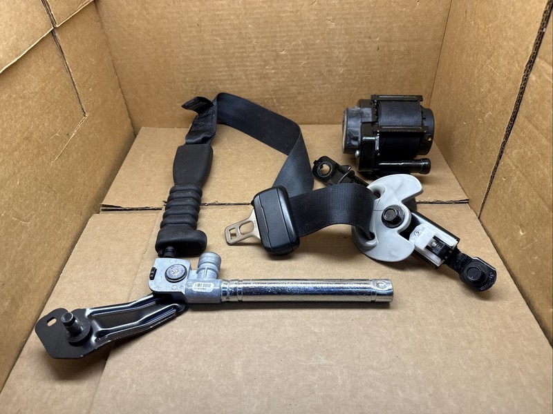 2016-2020 Kia Sorento Front Right Passenger Side Seat Belt Seatbelt Retractor