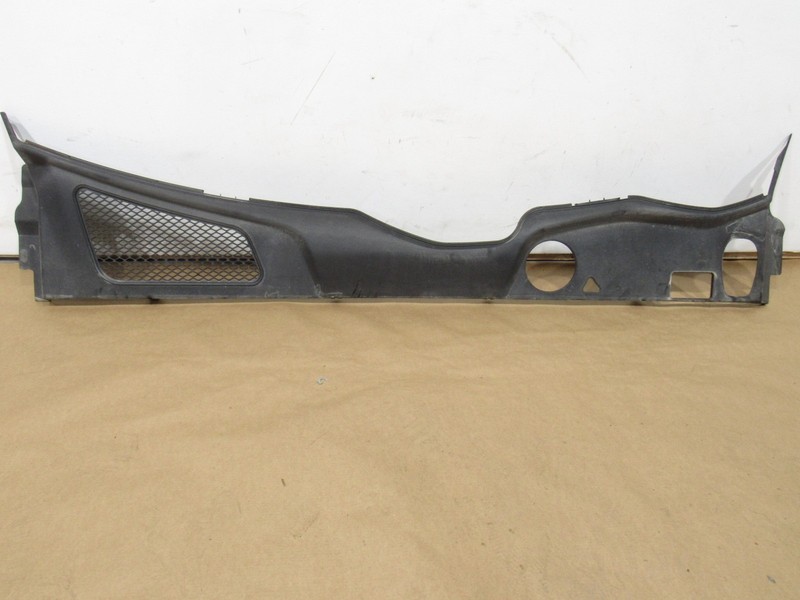 15-18 Porsche Macan 2015 Front Windshield Wiper Cowl Panel Cover Grille :A