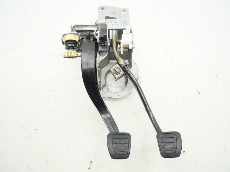 Used M/T Manual Clutch & Brake Pedal Assembly 2016-2024 Chevy Camaro SS 1LE OEM