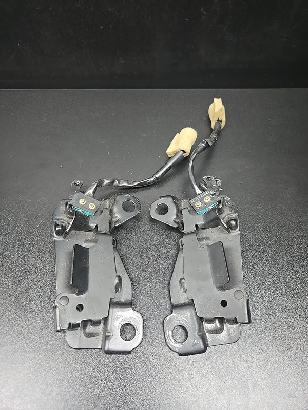 2003 LEXUS SC430 Z40 CONVERTIBLE LEFT & RIGHT ROOF LOCK LATCH STRIKERS