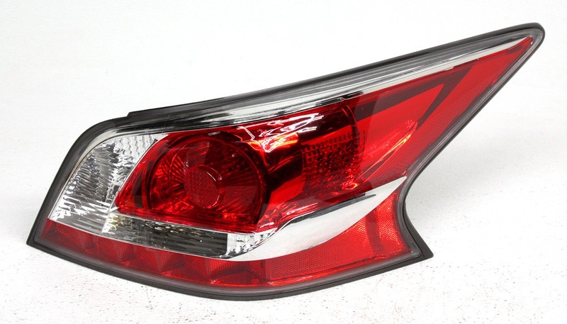 OEM Nissan Altima Sedan Right Passenger Side Halogen Tail Lamp Lens Chipped