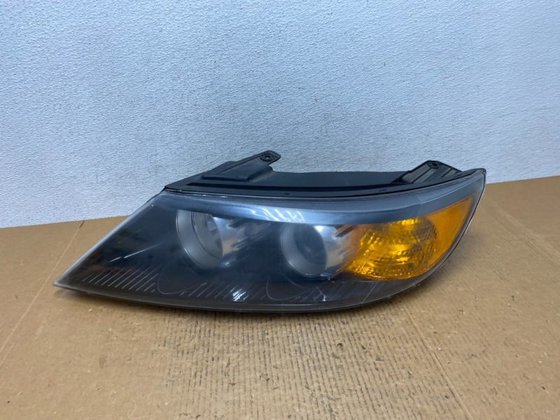 2011 to 2013 Kia Sorento Left Driver LH Side Headlight Halogen Oem AE1234 DW