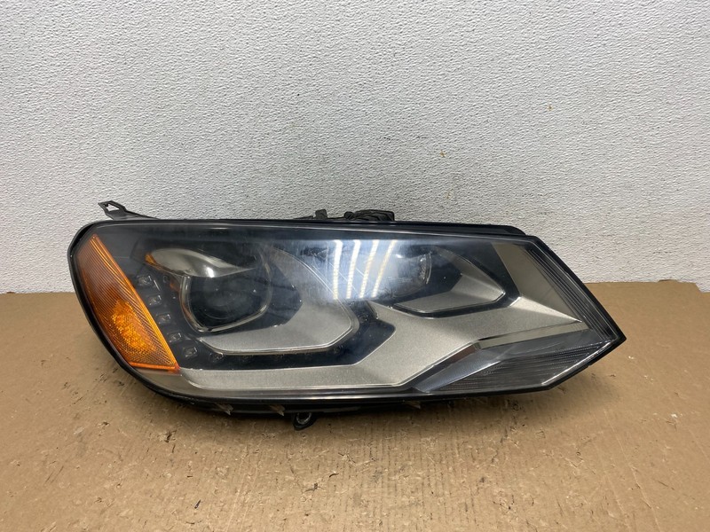 2011 - 2014 Volkswagen Touareg Right Passenger RH Xenon Headlight Oem AD8828 DW