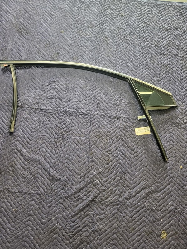 Used Oem Lincoln Right Front Door Run Channel Weatherstrip for 2015-2019 MKC