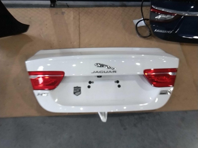 2018 Jaguar XE Deck Lid Trunk Lid White OEM T2H1056 4DR Sedan 70000 Miles