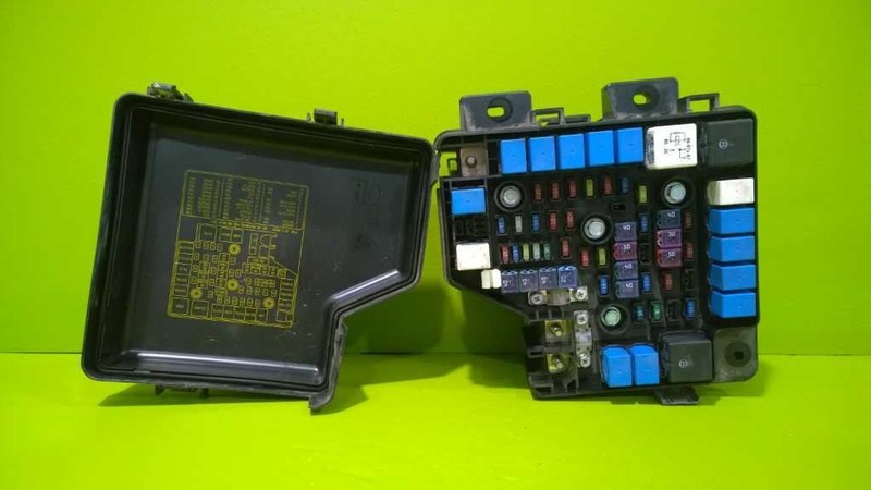09 SANTA FE ENGINE FUSE RELAY BOX OEM 3056-32