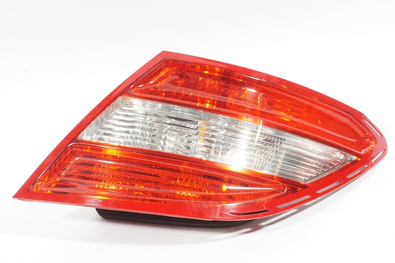 2008 - 2014 MERCEDES BENZ C300 RWD W204 RIGHT PASSENGER TAIL LIGHT OEM
