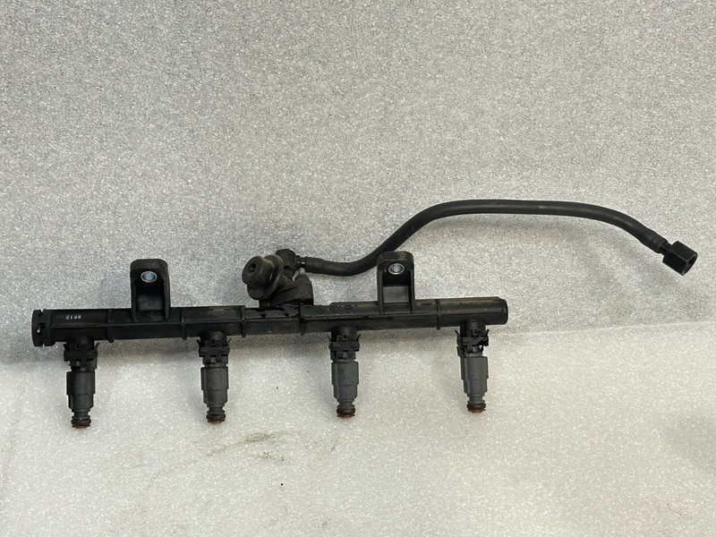 2010-2012 HYUNDAI GENESIS COUPE 2.0T fuel rail assembly with injectors OEM