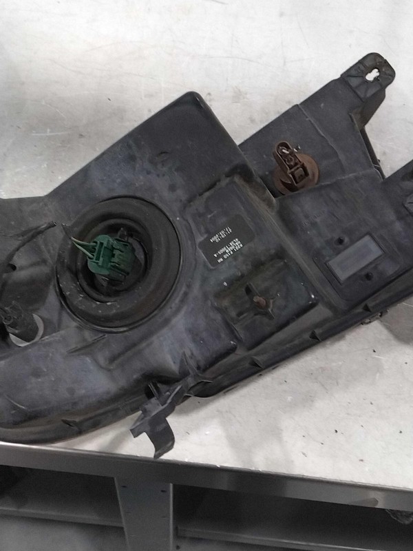 Used Right Headlight Assembly fits: 2004 Ford F150 PICKUP Heritage Lightning Rig