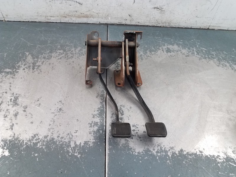 2006 Jeep Wrangler TJ Rubicon 4x4 Brake / Clutch Pedal Assembly #4801 M1