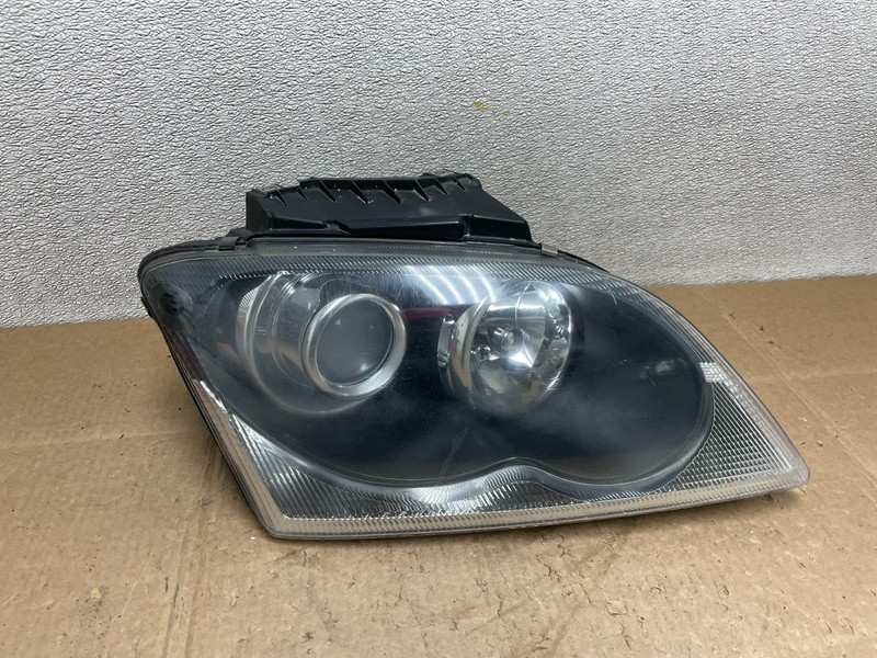 2004 to 2006 Chrysler Pacifica Headlight Right Passenger Xenon OEM Y8907 DW