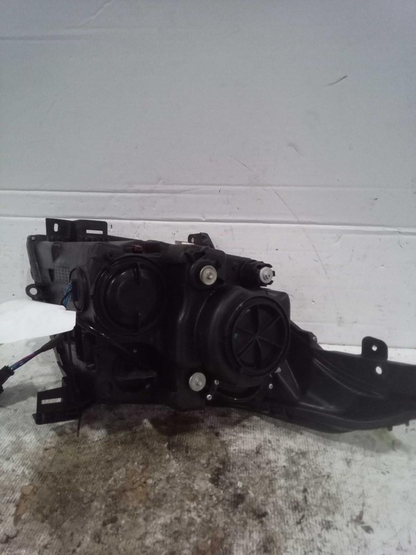 2015 Cadillac SRX Right Headlight Assembly Brown 56289 Used 128K Miles