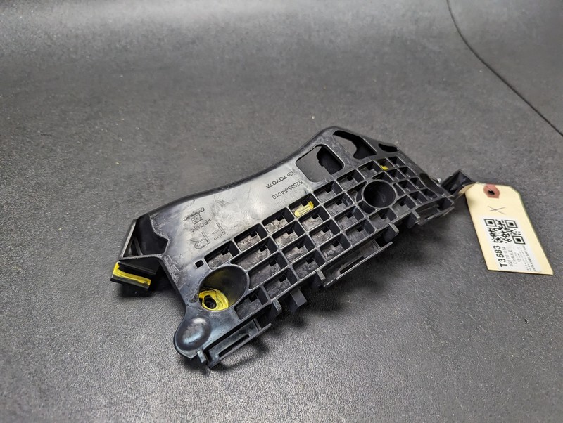 Front Bumper Right Side Bracket 2021 Toyota C-HR 52535-F4010 2018 2019 - 2022 X