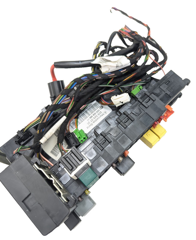 03-07 MERCEDES W203 C230 C240 TRUNK FUSE BOX SAM RELAY MODULE OEM 2095450701