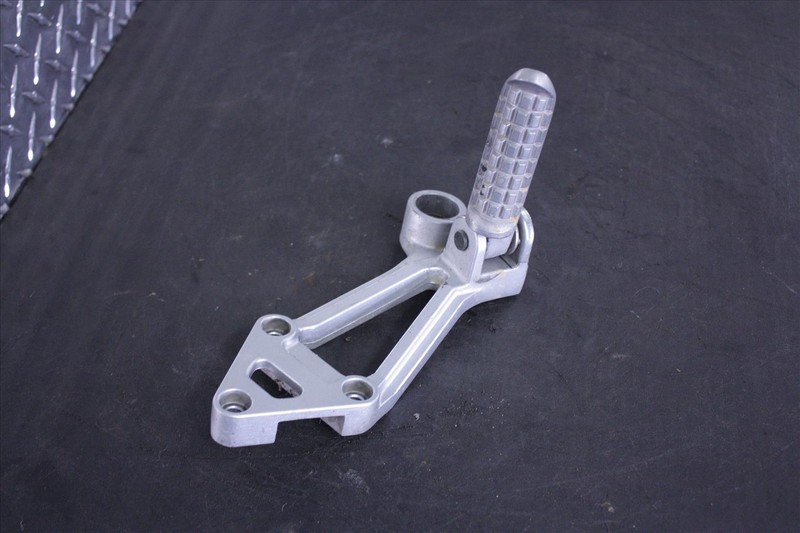 96 KAWASAKI ZX 600 NINJA RIGHT REAR PASSENGER FOOT PEG REST W/BRACKET ZX600