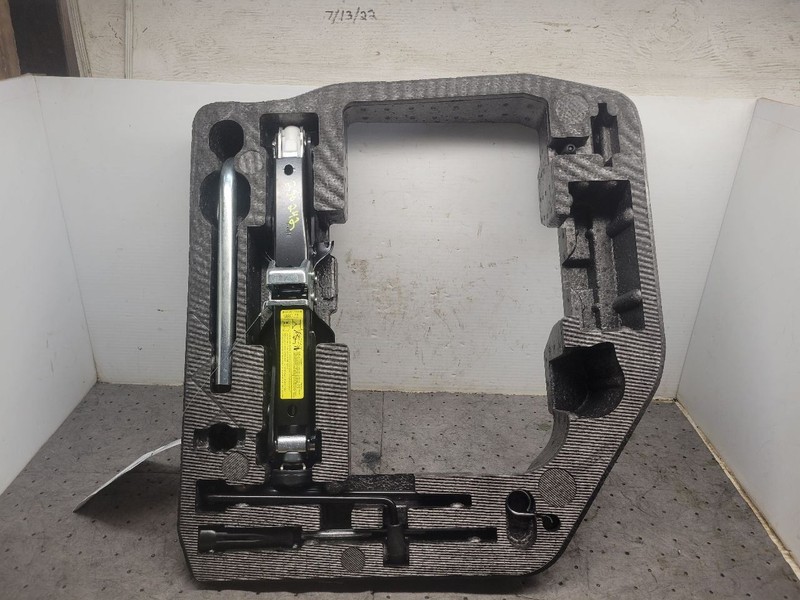2010 A4 AUDI Jack anf Tools 1632032
