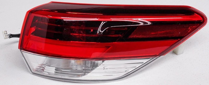 OEM Toyota Highlander Right Passenger Side LED Tail Lamp Lens Chipped