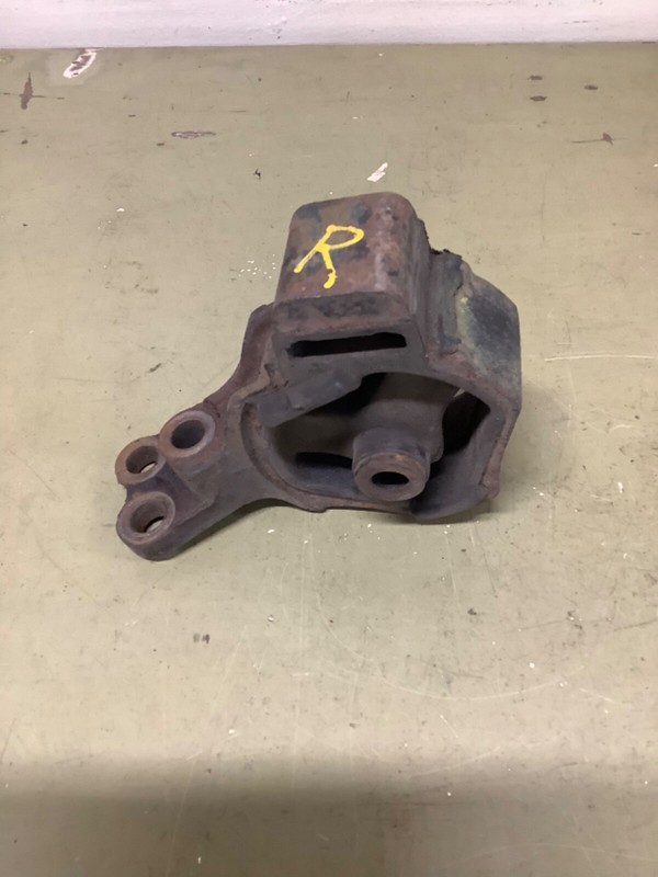 95-97 Accord 2.7, V6 Front Engine mount Used OEM