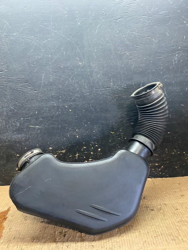 2011 to 2018 Chrysler 300 3.6L Air Intake Duct Tube Cleaner OEM Y6342 DG