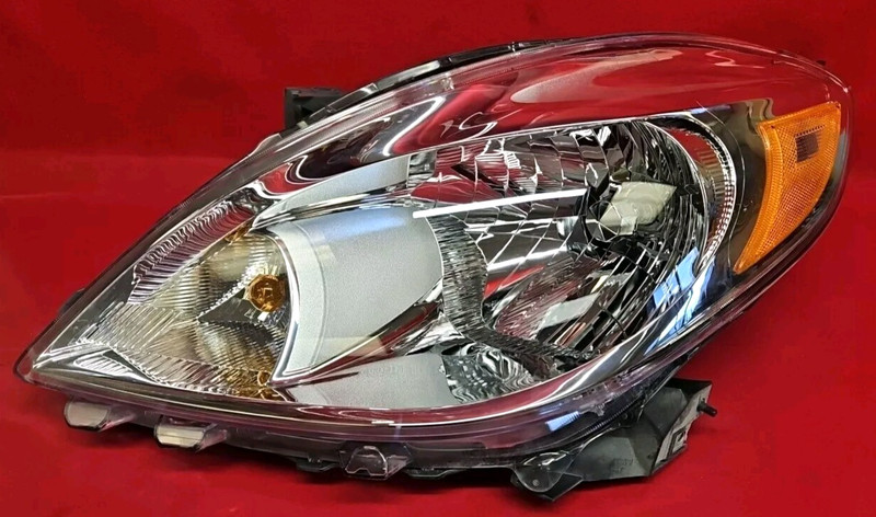 2012 - 2014 Nissan Versa Front right Passenger Headlamp Light 26010-3AN0B