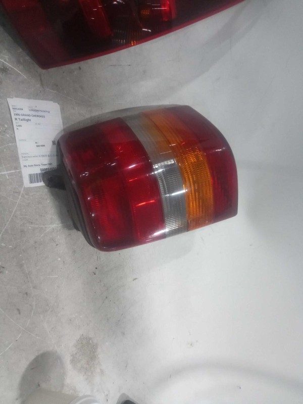 1995 Jeep Grand Cherokee Right Tail Light Assembly OEM 317991 Used
