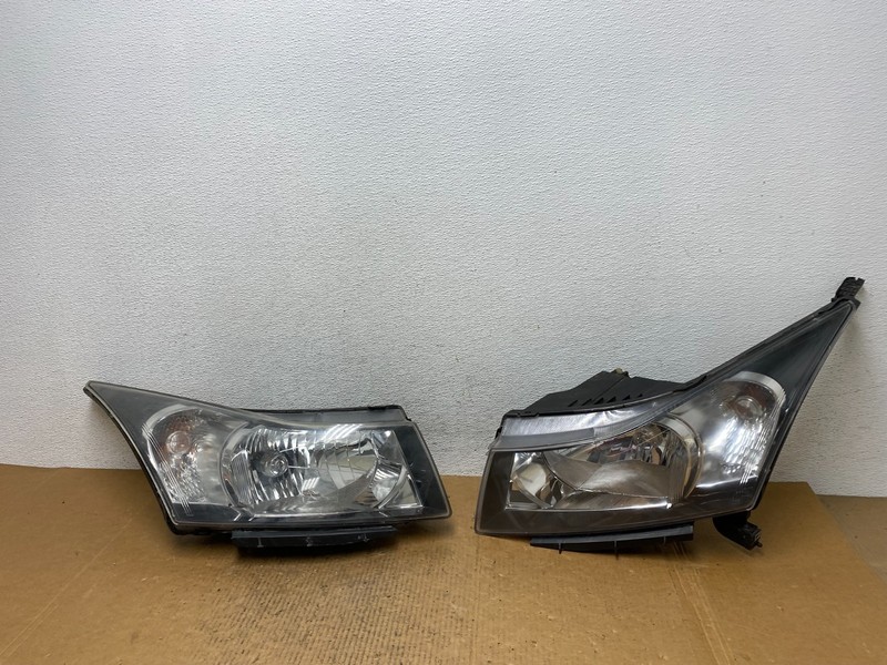2011 to 2015 Chevrolet Cruze Halogen Left+Right Set Headlights AE1227 DW